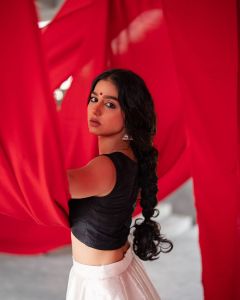 anaswara-rajan-in-black-top-with-black-and-white-skirt-style-fashion-look-photos-002