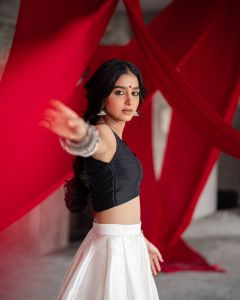 anaswara-rajan-in-black-top-with-black-and-white-skirt-style-fashion-look-photos-004