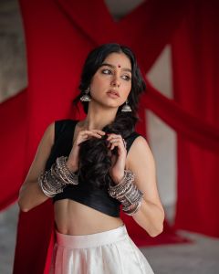 anaswara-rajan-in-black-top-with-black-and-white-skirt-style-fashion-look-photos-011