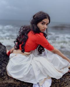anaswara-rajan-in-blouse-and-mundu-style-photoshoot-014