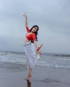 anaswara-rajan-in-blouse-and-mundu-style-photoshoot-017