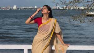 anaswara-rajan-in-off-white-saree-with-pink-blouse-photos-008