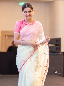 anaswara-rajan-in-rani-pink-blouse-with-off-white-saree-style-ideas-photos-001