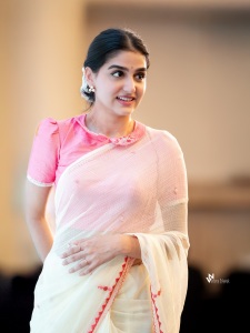 anaswara-rajan-in-rani-pink-blouse-with-off-white-saree-style-ideas-photos-005