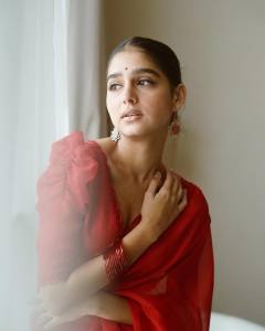 anaswara-rajan-in-red-saree-photos-001