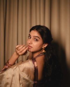 anaswara-rajan-in-saree-with-latest-trending-blouse-designs-photos-007