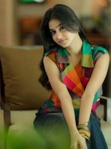 anaswara-rajan-in-sleeveless-multicolor-crop-top-with-jeans-photos-001