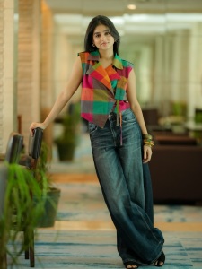 anaswara-rajan-in-sleeveless-multicolor-crop-top-with-jeans-photos-002