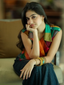 anaswara-rajan-in-sleeveless-multicolor-crop-top-with-jeans-photos-003