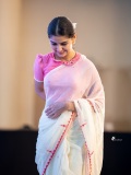 anaswara-rajan-in-rani-pink-blouse-with-off-white-saree-style-ideas-photos-004