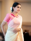 anaswara-rajan-in-rani-pink-blouse-with-off-white-saree-style-ideas-photos