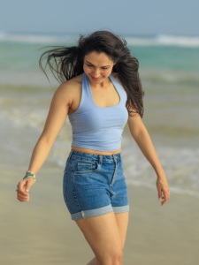 andrea-jeremiah-in-beach-outfit-ideas-photos-005