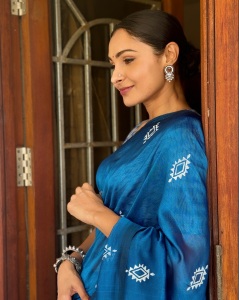 andrea-jeremiah-in-blue-saree-photos-002