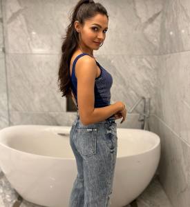 andrea-jeremiah-in-boyfriend-blue-straight-fit-jeans-003