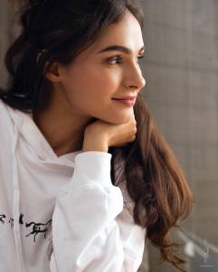 andrea-jeremiah-in-denim-shorts-and-white-top-photos-001