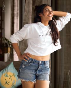andrea-jeremiah-in-denim-shorts-and-white-top-photos-002