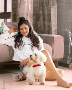 andrea-jeremiah-in-denim-shorts-and-white-top-photos-003