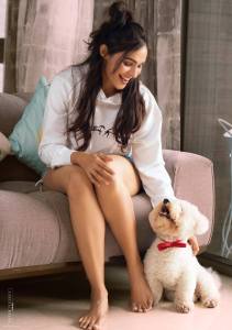 andrea-jeremiah-in-denim-shorts-and-white-top-photos-004