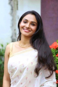 andrea-jeremiah-latest-pics-091234-889