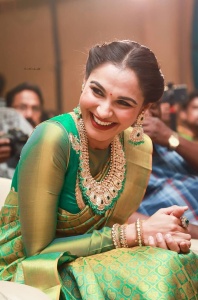 andrea jeremiah saree latest photos-001