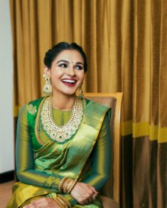 andrea jeremiah saree latest photos-007