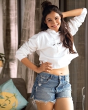 andrea-jeremiah-in-denim-shorts-and-white-top-photos