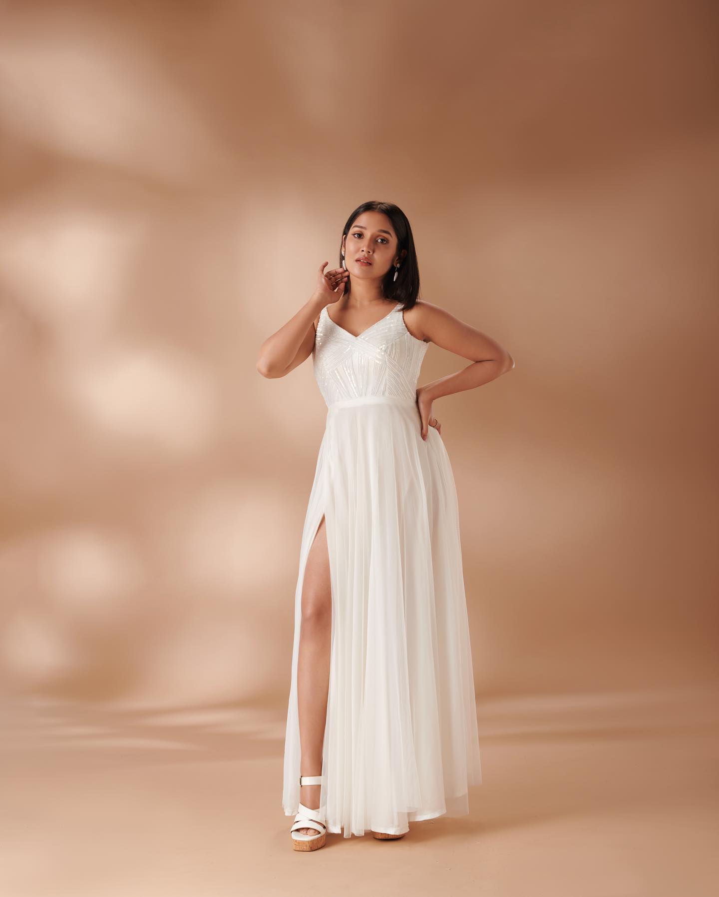anikha-surendran-in-white-sleeveless-gown-dress-images-001