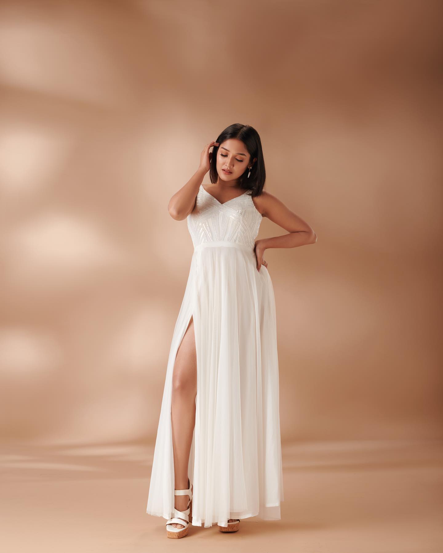anikha-surendran-in-white-sleeveless-gown-dress-images-003