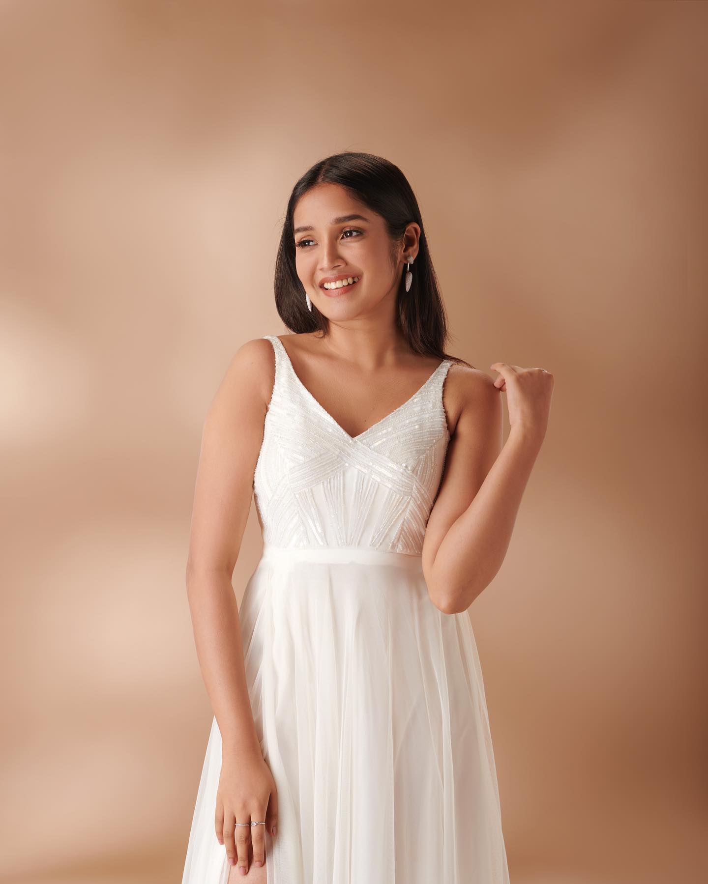 anikha-surendran-in-white-sleeveless-gown-dress-images-004