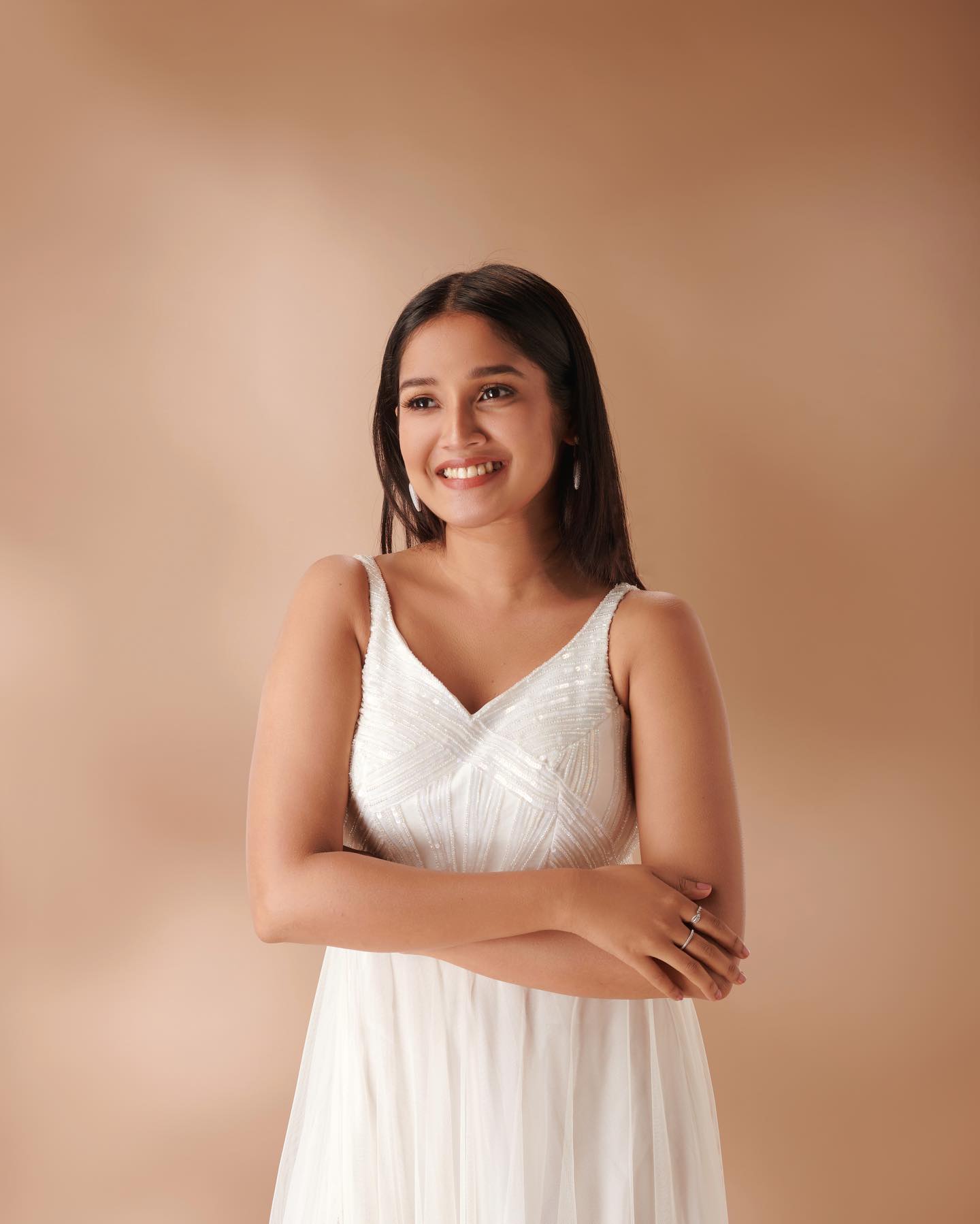 anikha-surendran-in-white-sleeveless-gown-dress-images-005