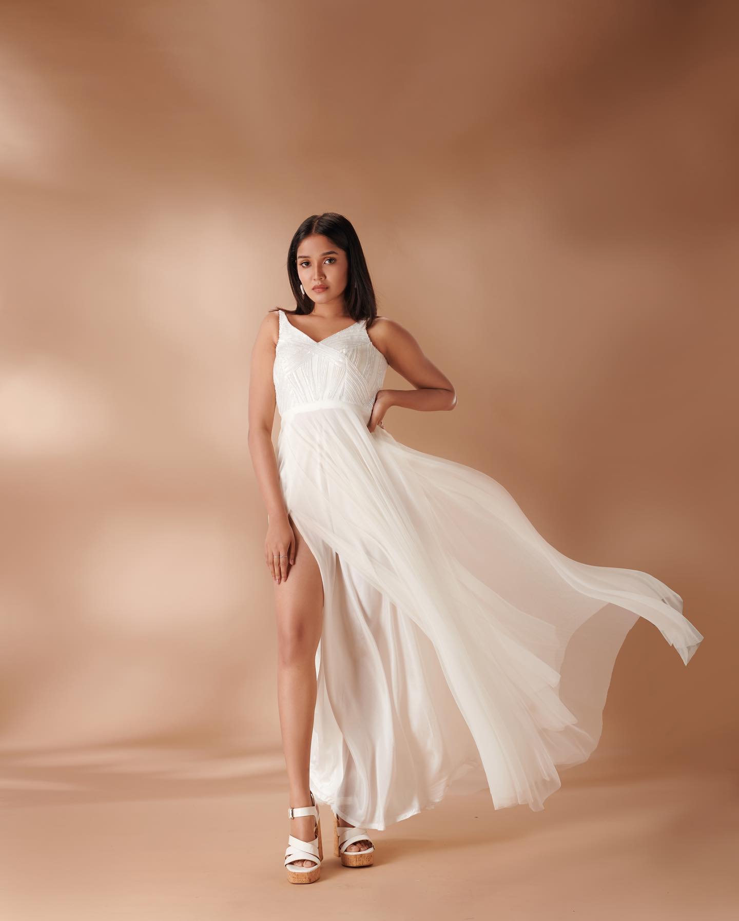anikha-surendran-in-white-sleeveless-gown-dress-images