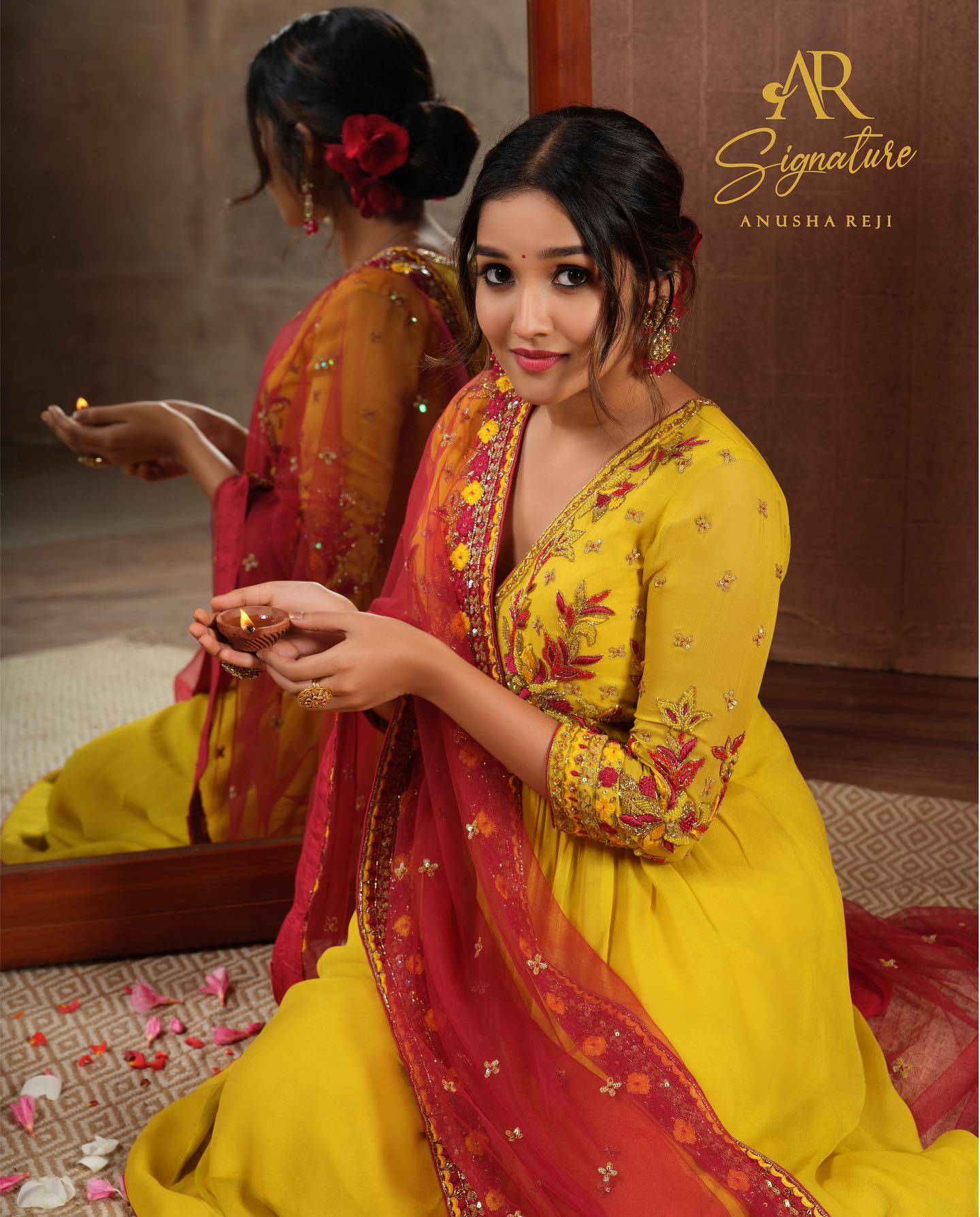 anikha-surendran-in-yellow-churidar-with-red-shawl-photos-002