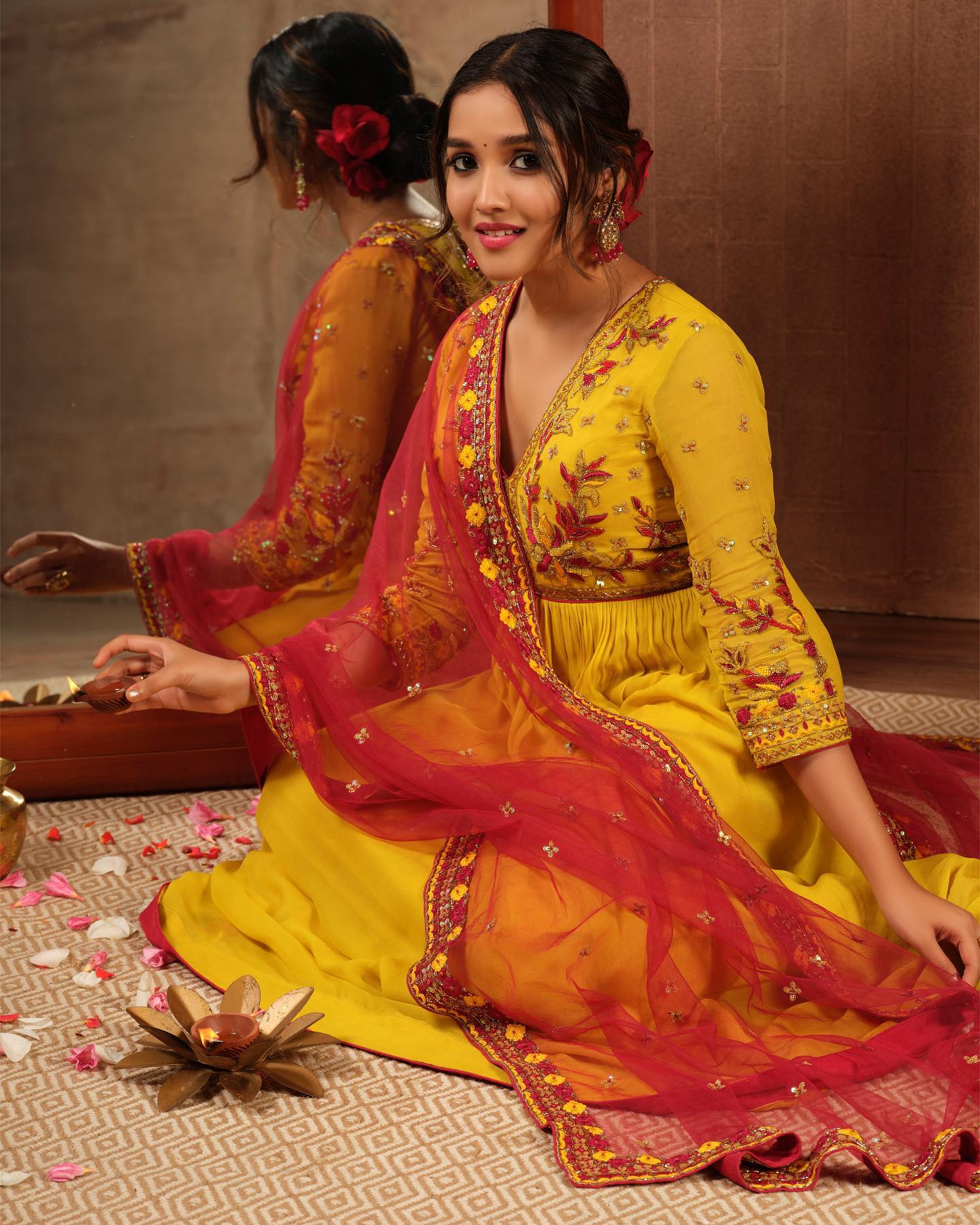 anikha-surendran-in-yellow-churidar-with-red-shawl-photos-005