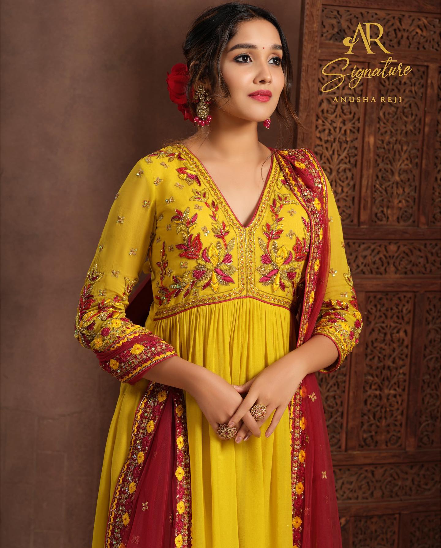 anikha-surendran-in-yellow-churidar-with-red-shawl-photos-006