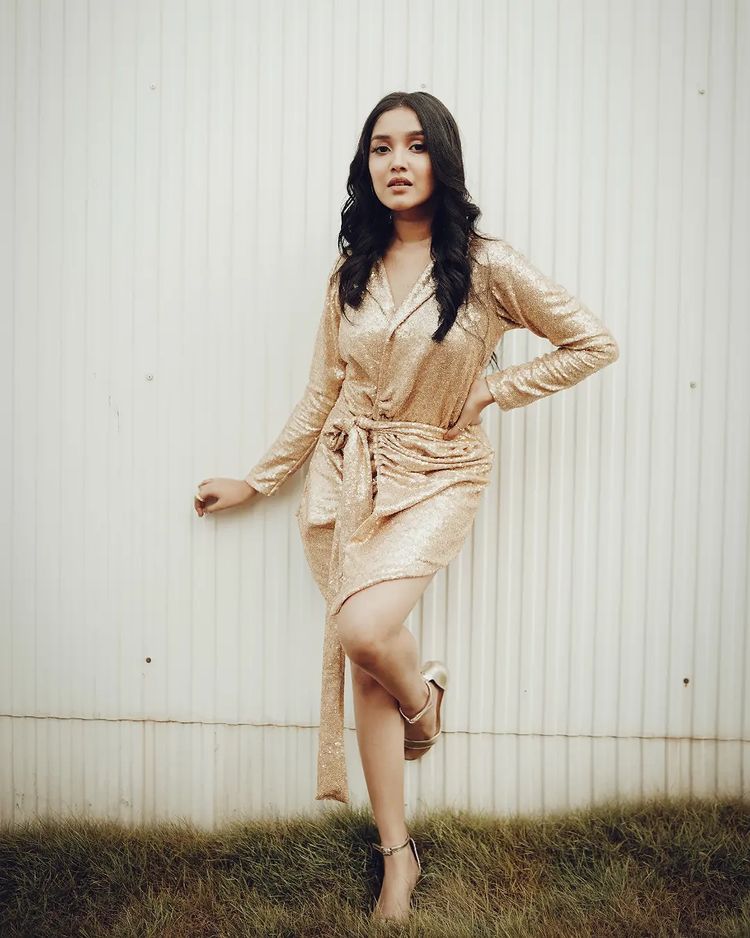 anikha-surendran-latest-photos-in-golden-dress.webp-001