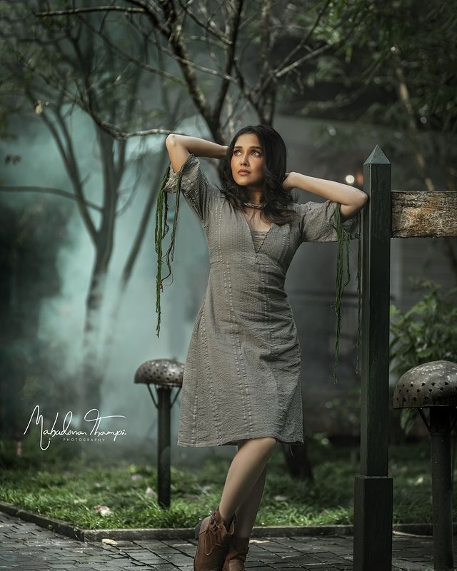 anikha-surendran-latest-photoshoot-in-modern-dress-002