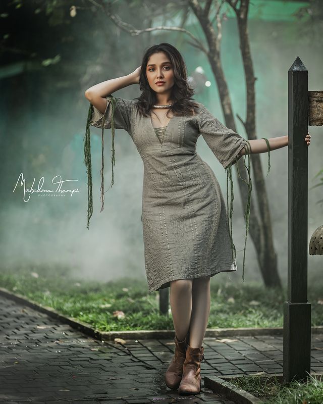anikha-surendran-latest-photoshoot-in-modern-dress