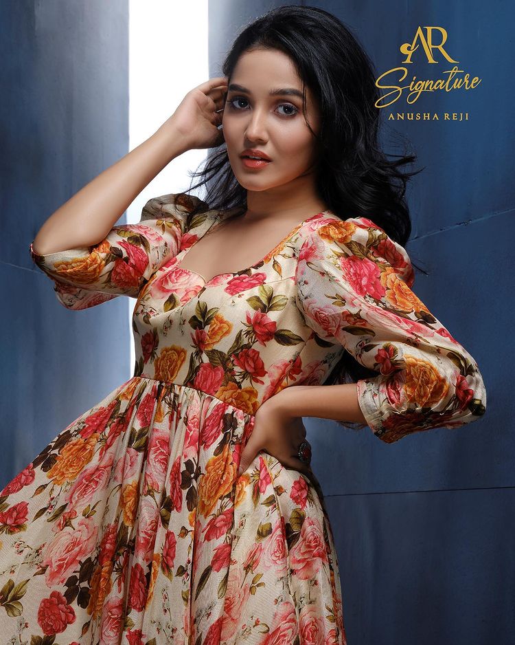 anikha-surendran-new-photos-in-flower-printed-frock-004