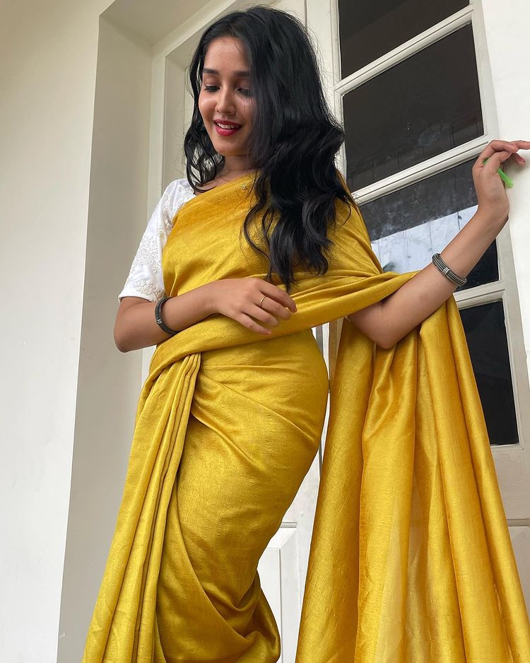 anikha-surendran-new-photos-in-golden-yellow-saree-001