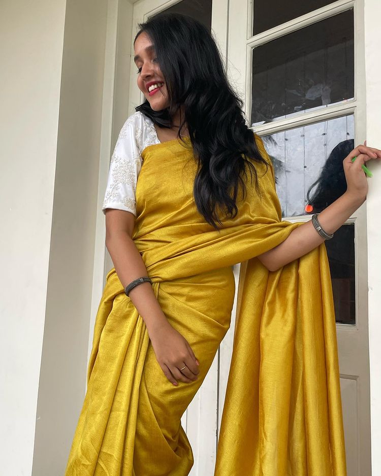 anikha-surendran-new-photos-in-golden-yellow-saree