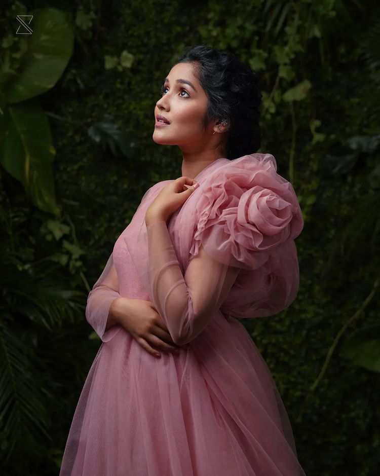 anikha-surendran-new-photos-in-pink-gown.webp-002