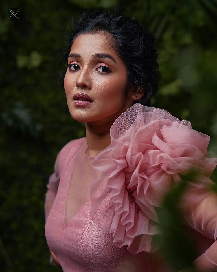 anikha-surendran-new-photos-in-pink-gown.webp