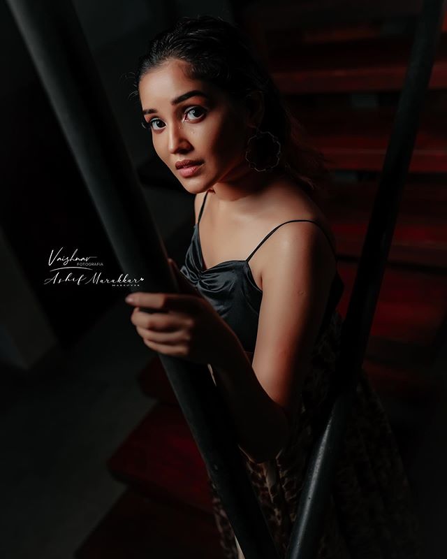 anikha surendran new photoshoot in black dress-001