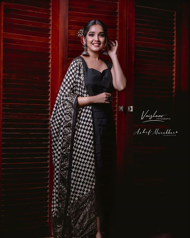 anikha surendran new photoshoot in black dress-002