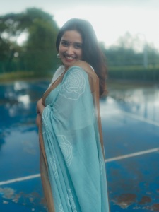 actress-anikha-new-photos-in-saree-simlpe-look-001