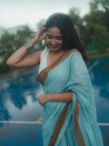 actress-anikha-new-photos-in-saree-simlpe-look-003
