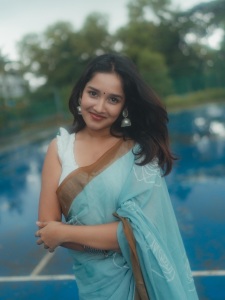 actress-anikha-new-photos-in-saree-simlpe-look