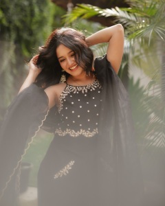 anikha-surendran-in-black-party-wear-outfit-ideas-photos-003