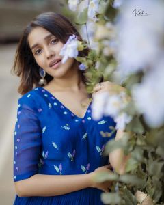 anikha-surendran-in-blue-kurti-photos-002
