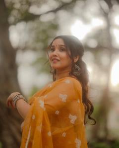 anikha-surendran-in-cotton-saree-with-thread-work-and-blouse-style-photos